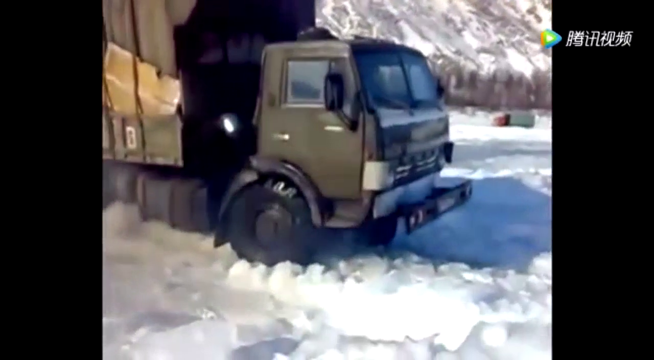 一辆又一辆的红色卡车穿过崎岖极端路况