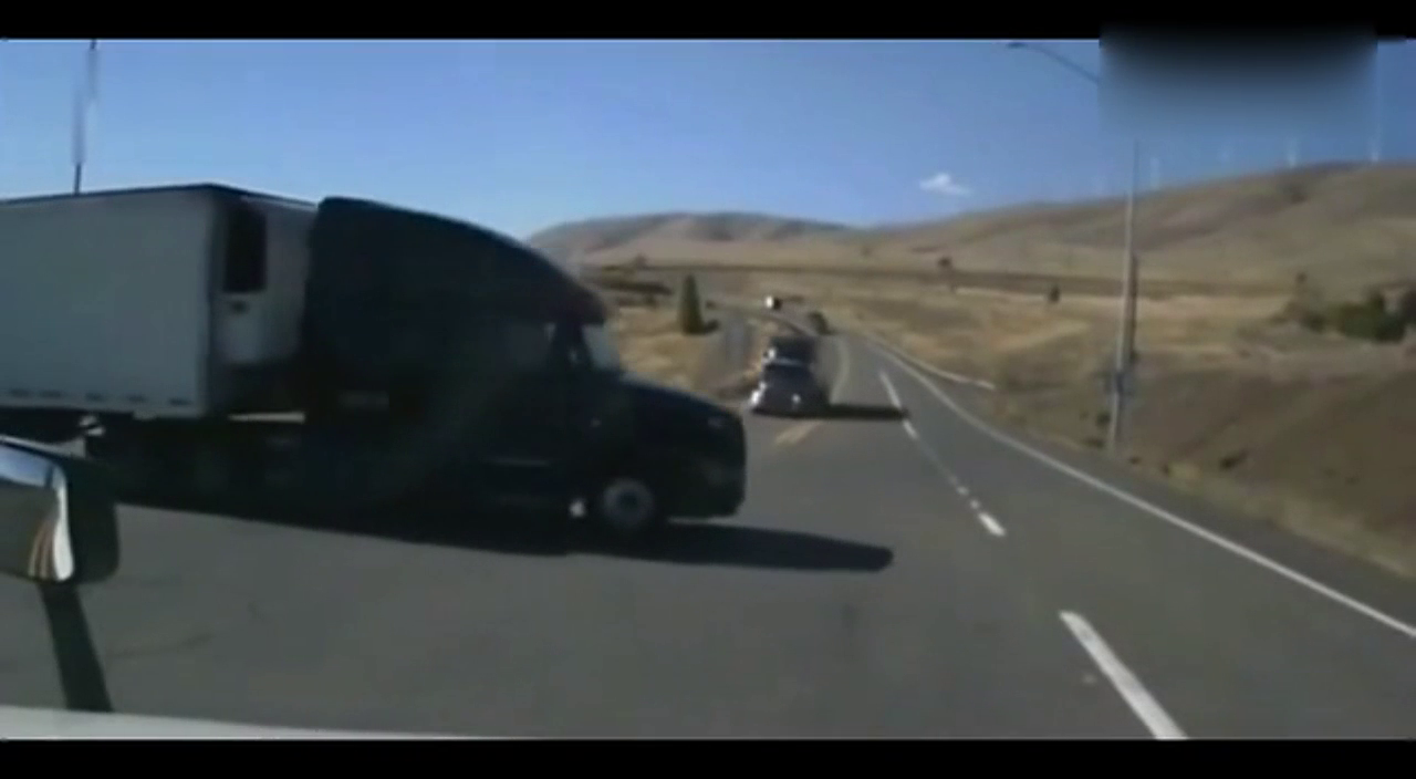 堪比大片！这些卡车事故凶猛中带有一丝搞笑