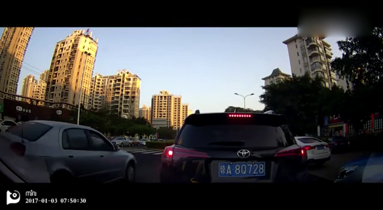 就是不让，出租车违规加塞最终酿剐蹭事故！