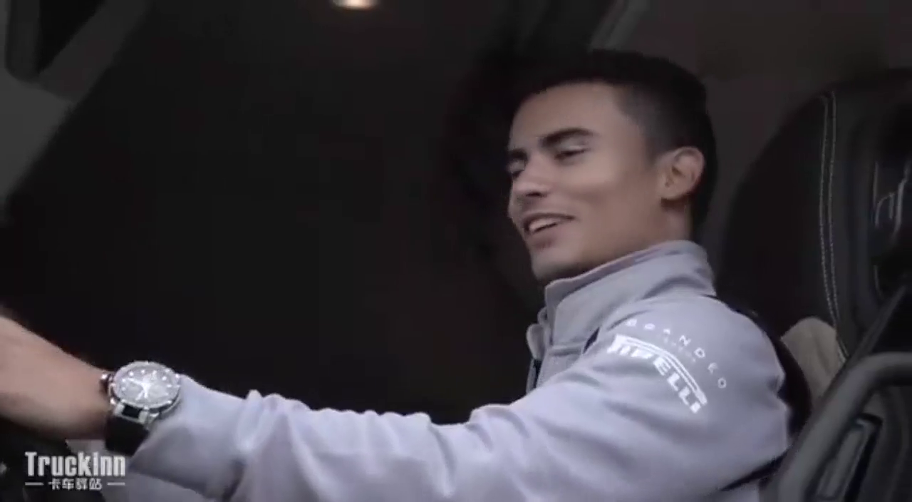 F1车手驾驶奔驰卡车 过程手忙脚乱