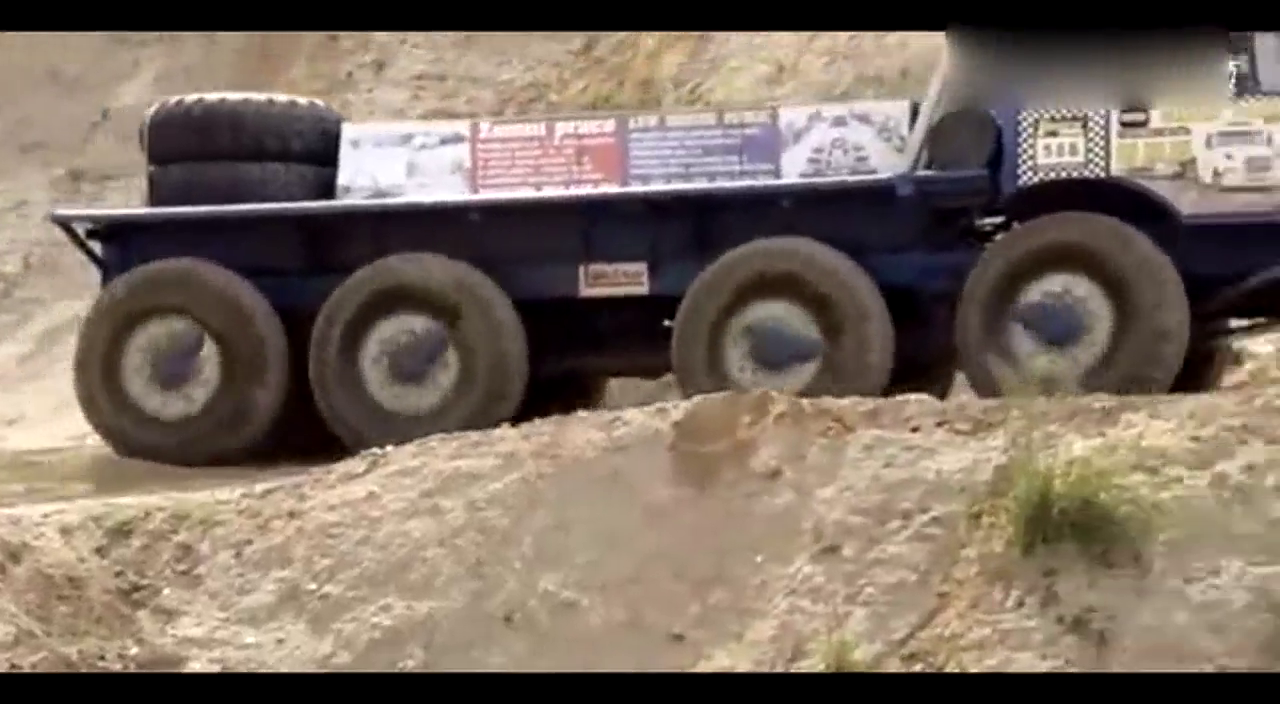 不愧是老司机！八轮卡车下90度坡，就问还有谁！