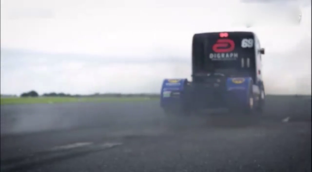 卡车司机挑战路虎直线加速，被路虎整崩溃了