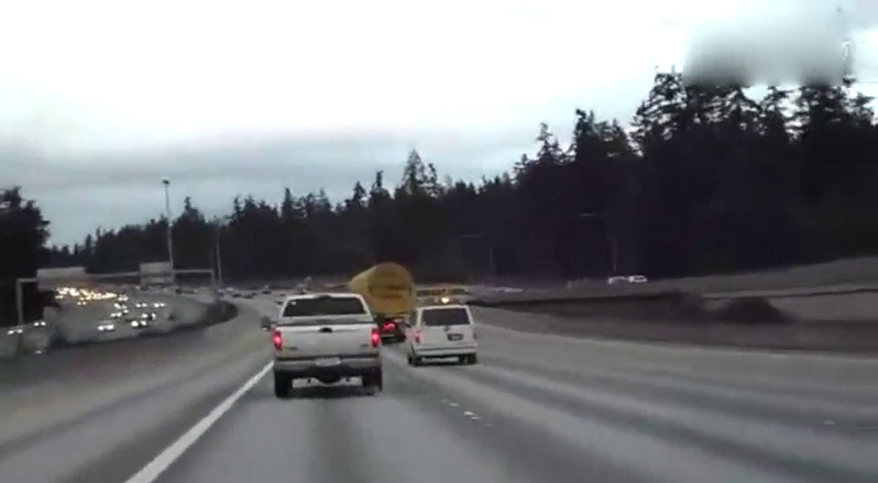 厉害了，这辆卡车两个车头，跑在道路上