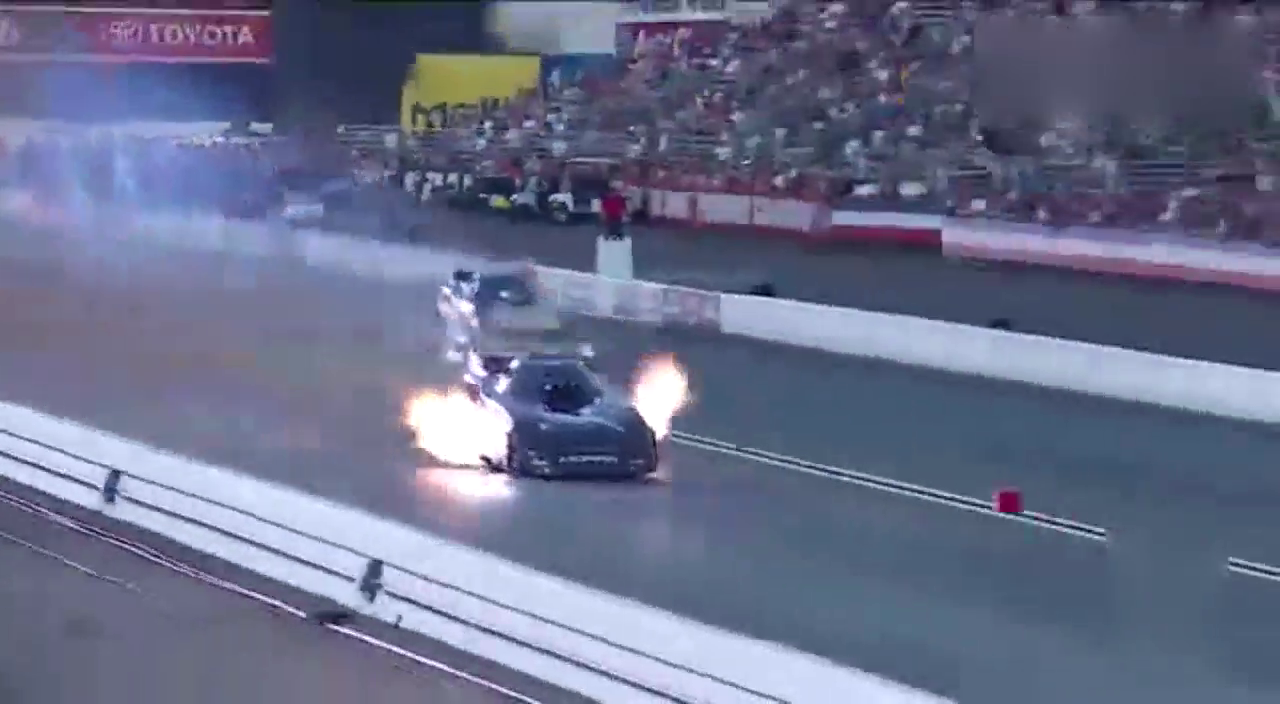不敢相信自己的眼睛 跑车赛场喷出火花，速度极快