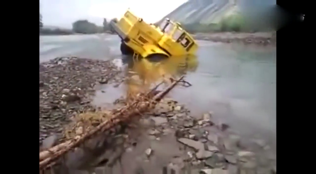 老子信了你的邪，卡车被陷进去了，我一定要开出来