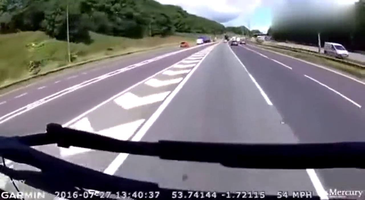 小车司机三次别卡车，卡车司机很是生气