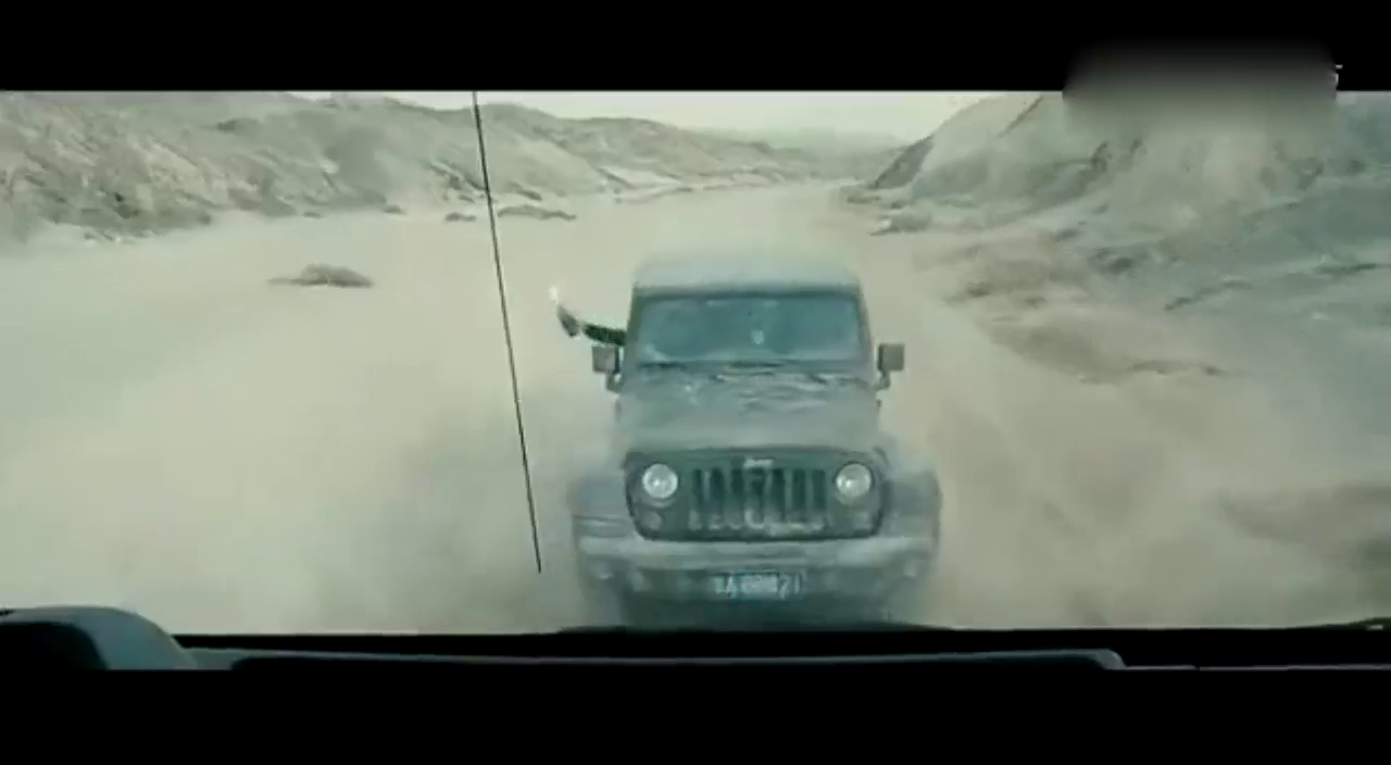 越野车倒车速度比大卡车最高档前进速度还快吴京开的是什么神车