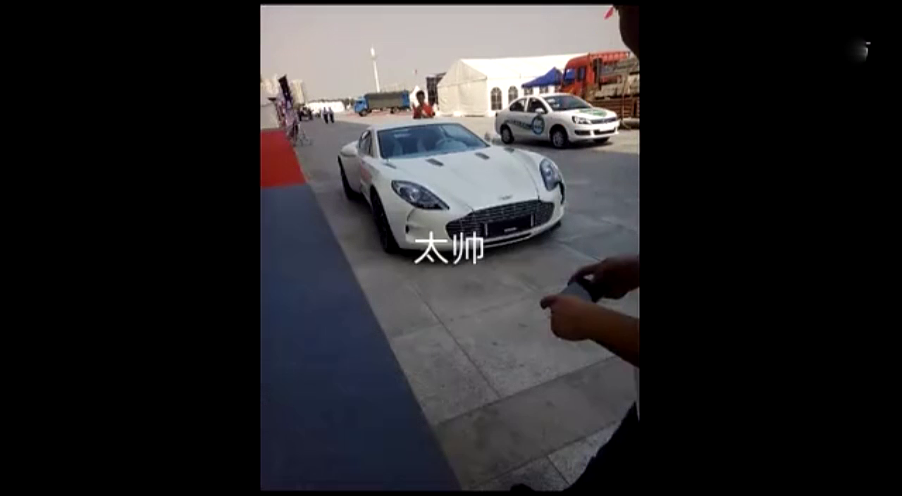 土豪国际车展刚买的五千万跑车被试驾员给撞了，气得直接跳了起来