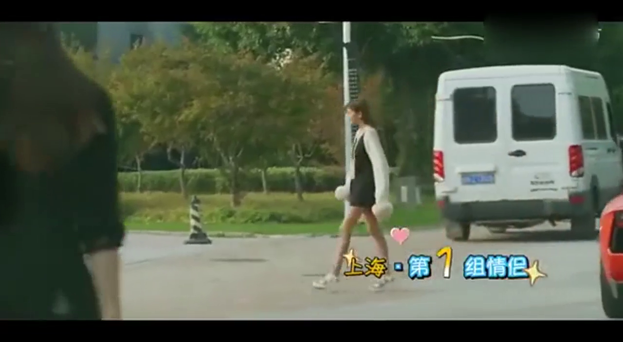 美女跑车偶遇男子，男子直接离开女友上车