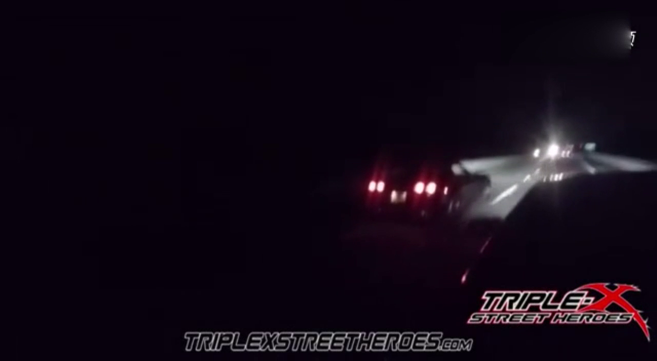 夜晚不寂寞，美式性能改装车深夜高速飙车