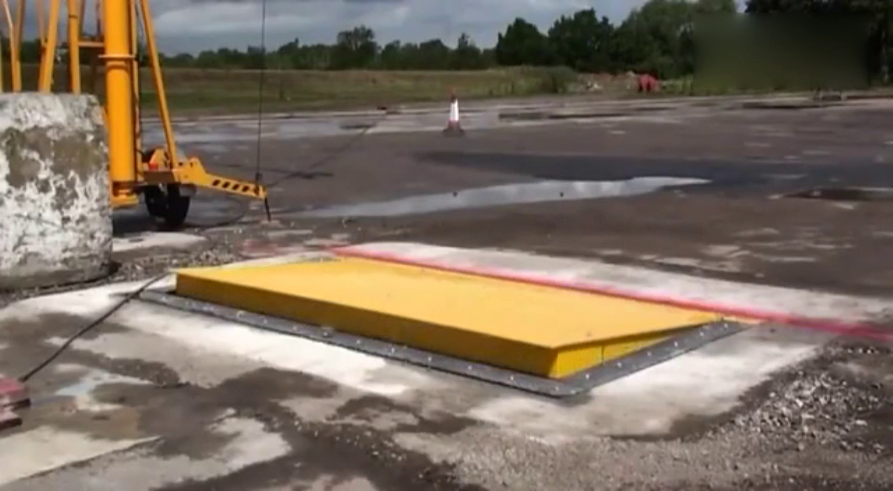 国外发明的路障，卡车司机看了会产生心理阴影_1