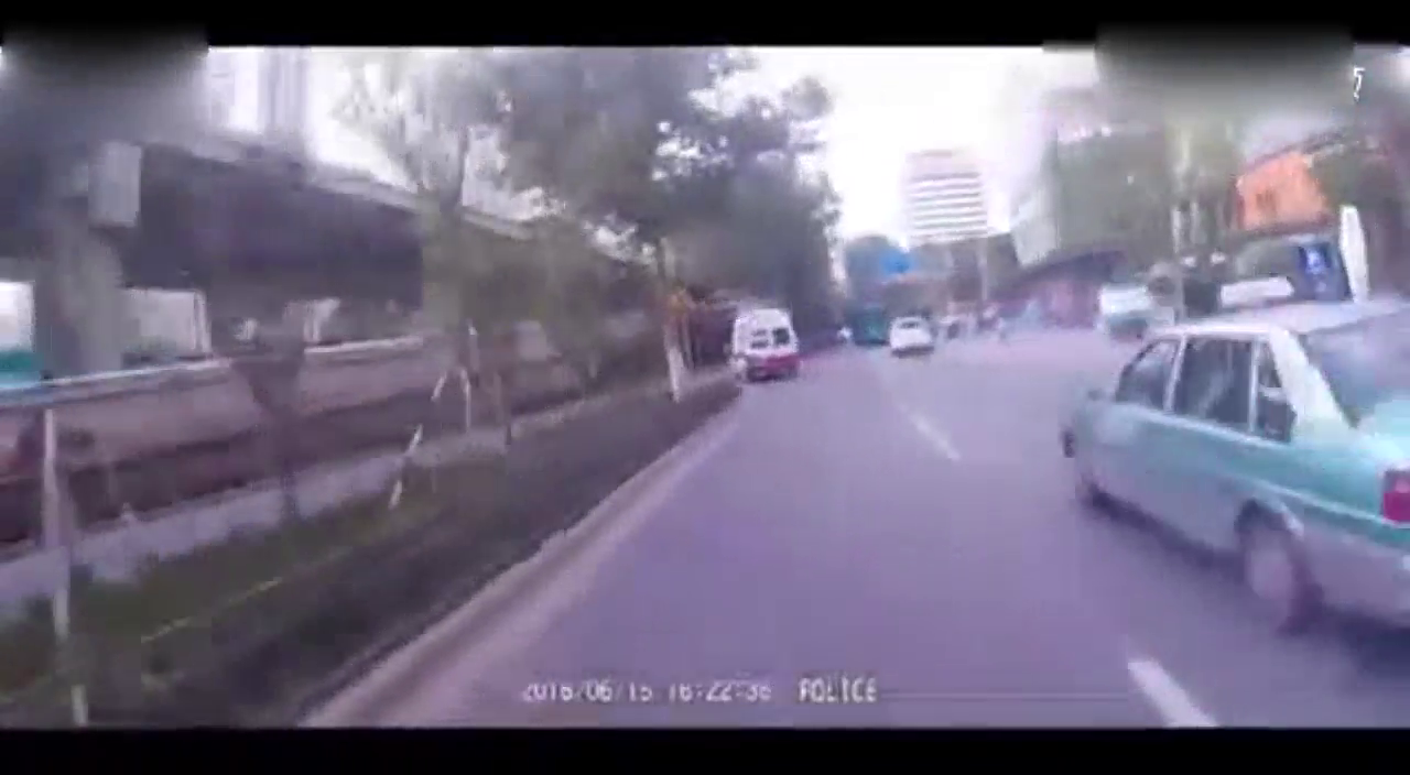 给救护车开路，必须别停跑车，为视频车点赞！