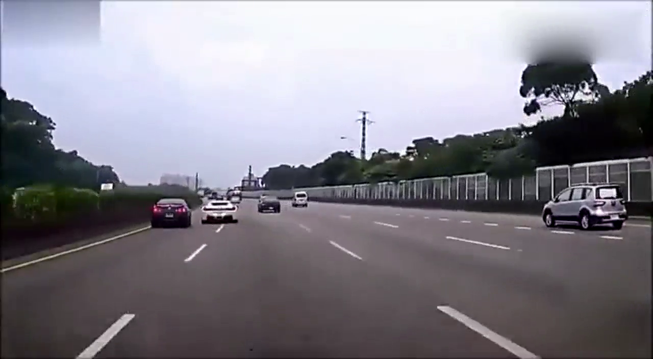 超级跑车和摩托车的惨烈事故