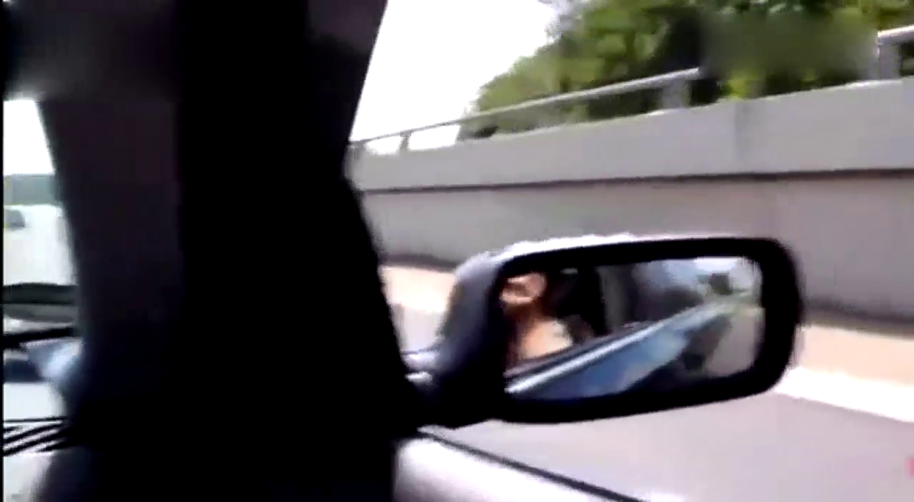 摩托跑车与宝马轿车公路上飙车，仅仅8秒钟就拉开了大距离