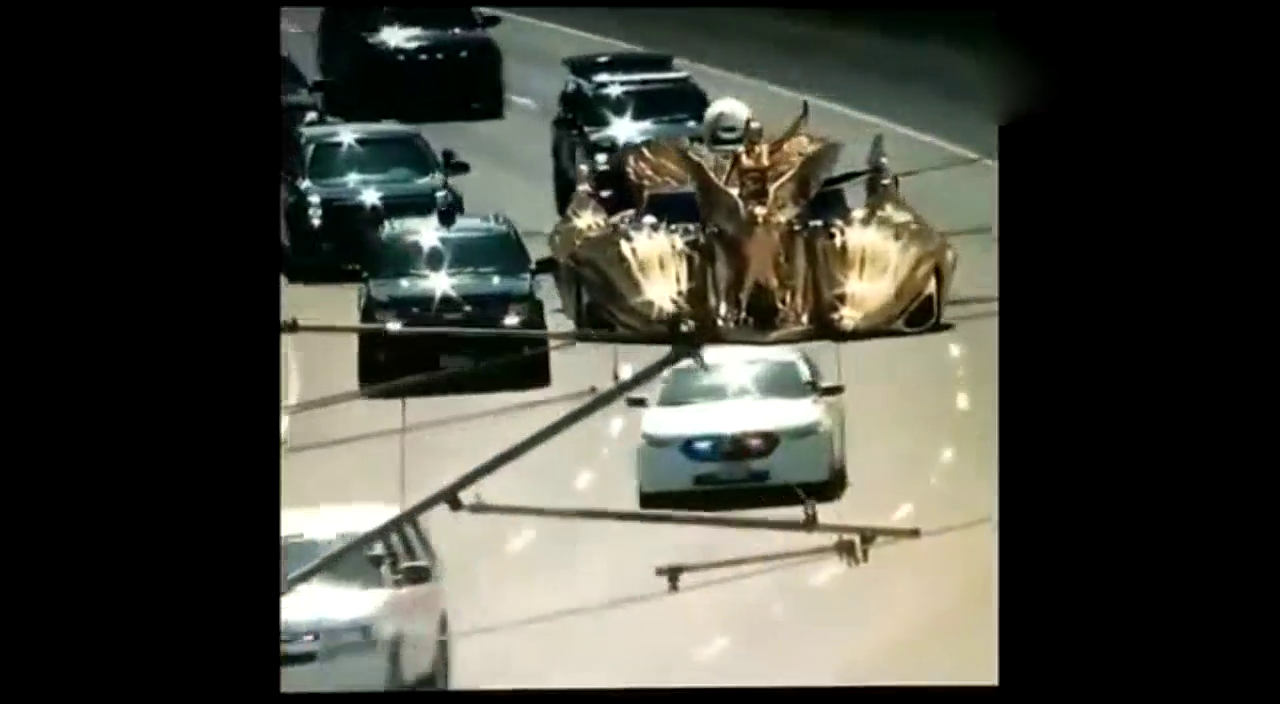 据说这辆跑车价值几个亿，出门都要几十名保镖护送