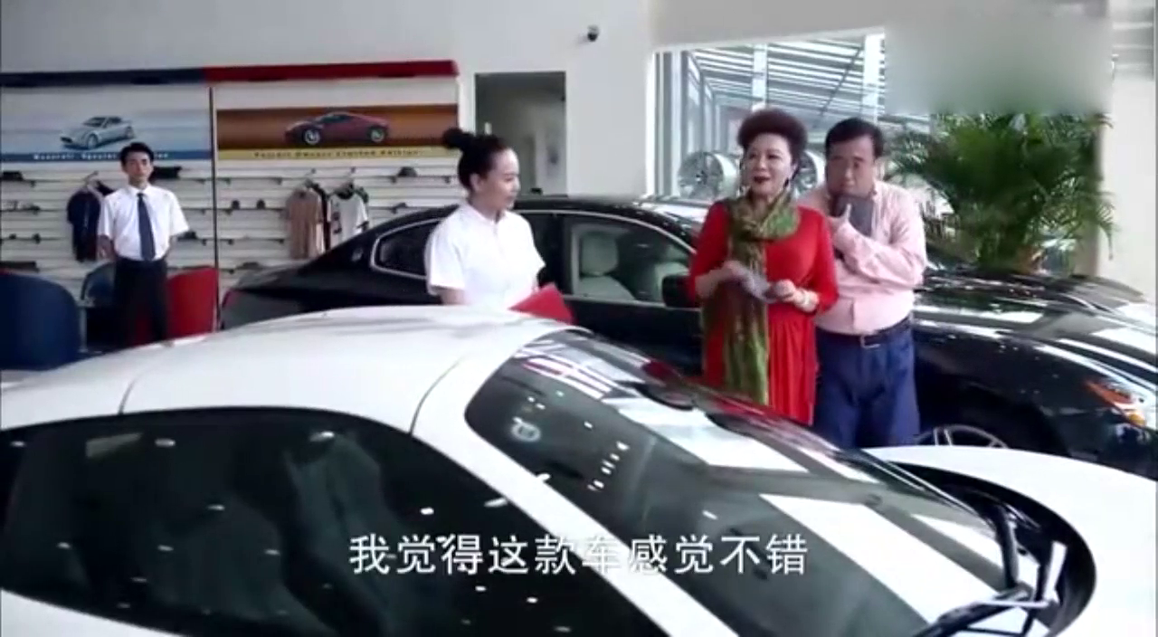 富婆试驾法拉利跑车 没付款居然一脚油门开走了 吓坏销售员