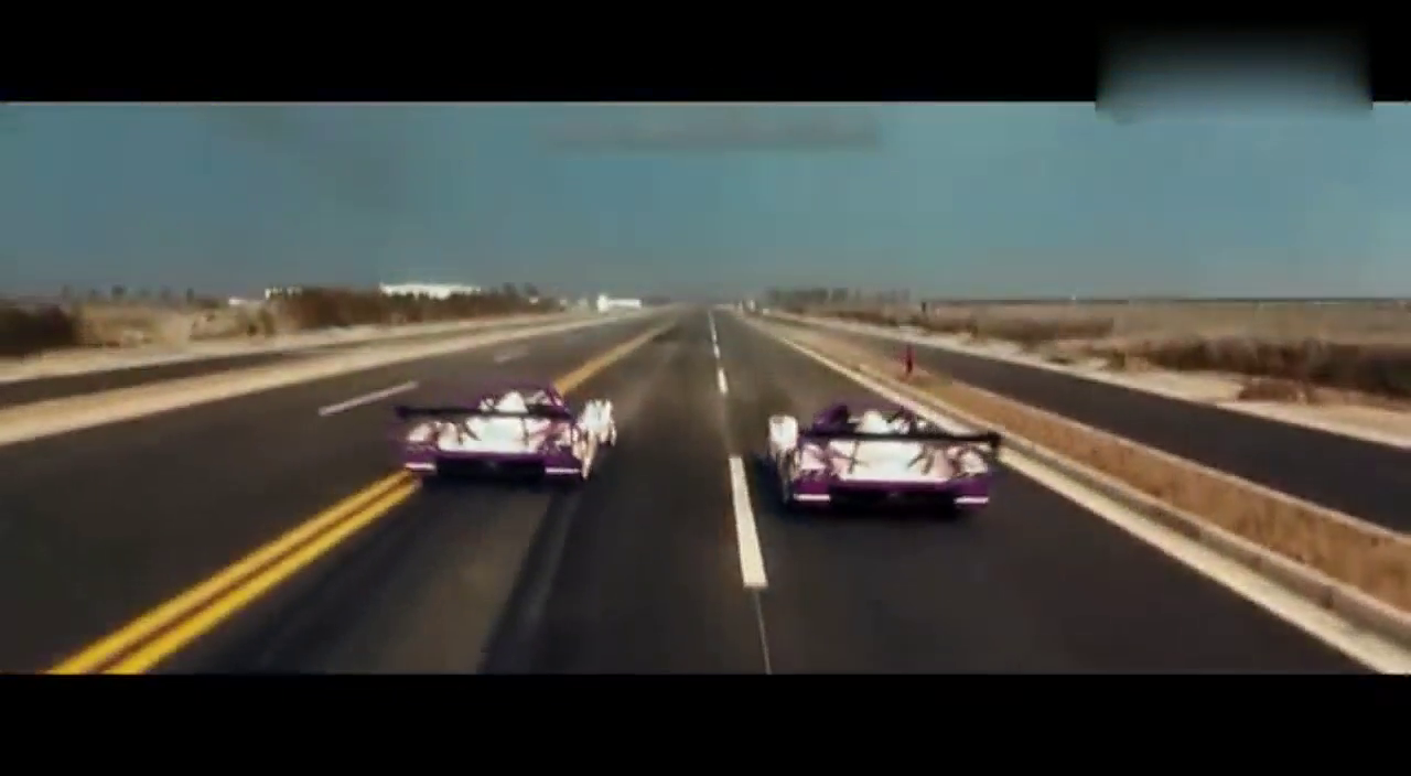 富二代开跑车街头碰到赛车不识货 绿灯一亮尴尬了