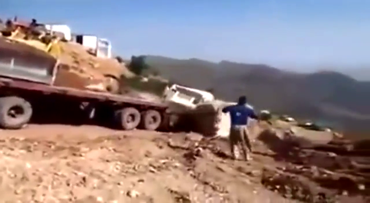 逆天大神，用大卡车玩漂移对飙小汽车，可不是谁都可以做到