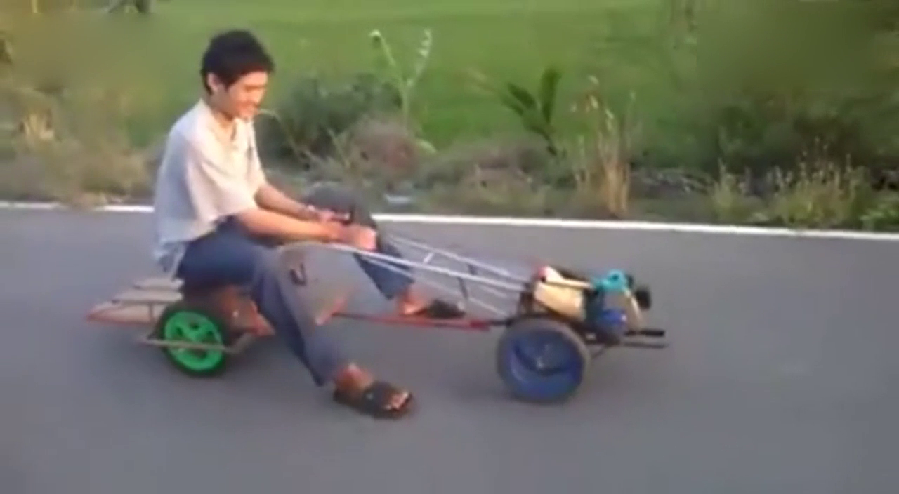 都说中国发明靠农民：看看这台农民工发明的没刹车敞篷跑车！