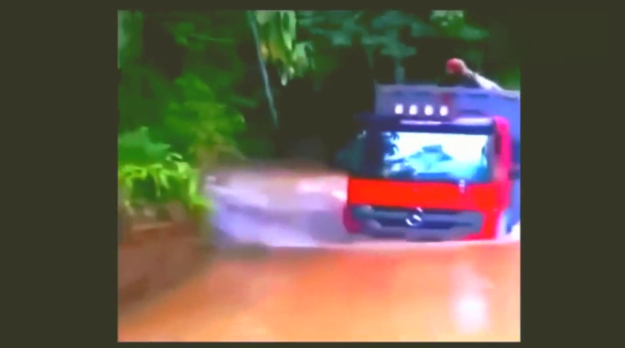 不要命的卡车司机，这么大洪水还要强行过去，简直是不可理喻