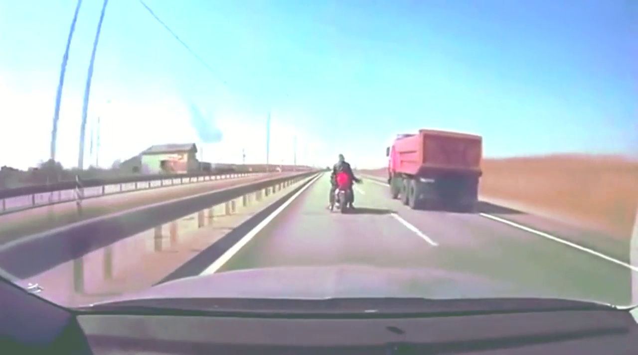 摩托车想要超车，大卡车就是不让道，没想到小伙子这么狠