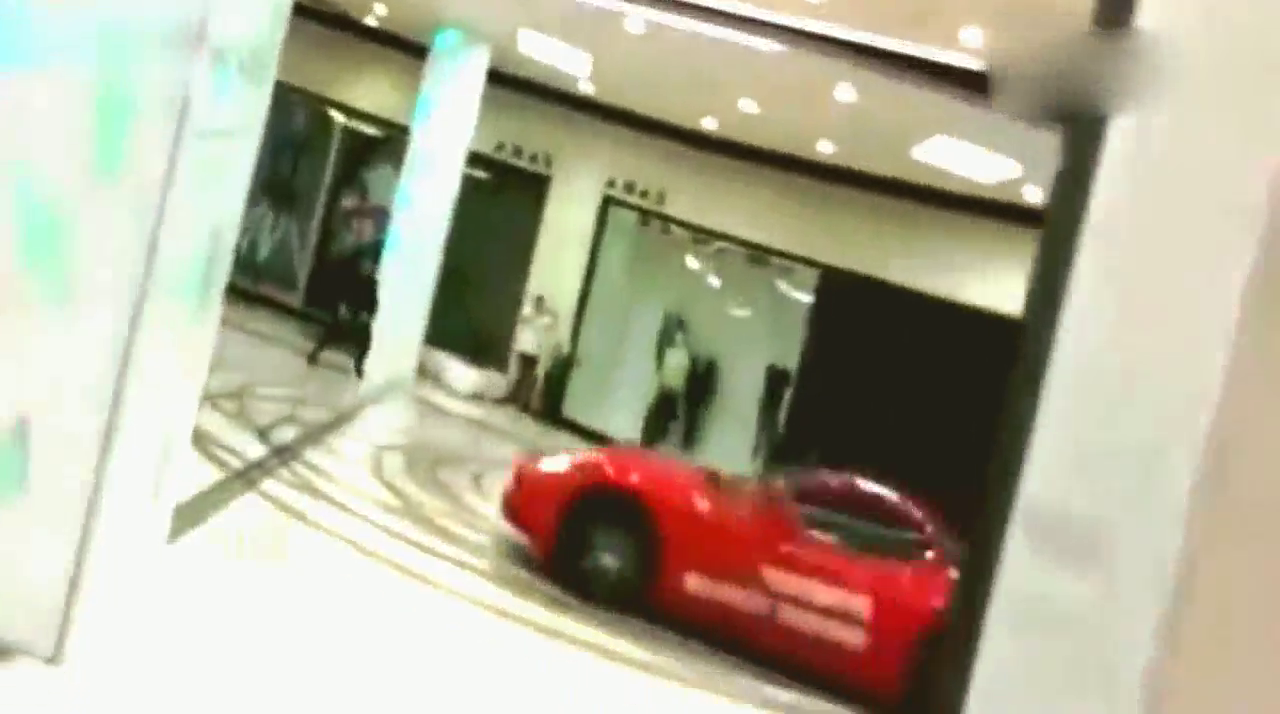 二货跑车司机商场里耍酒疯，横冲直撞，太缺德了