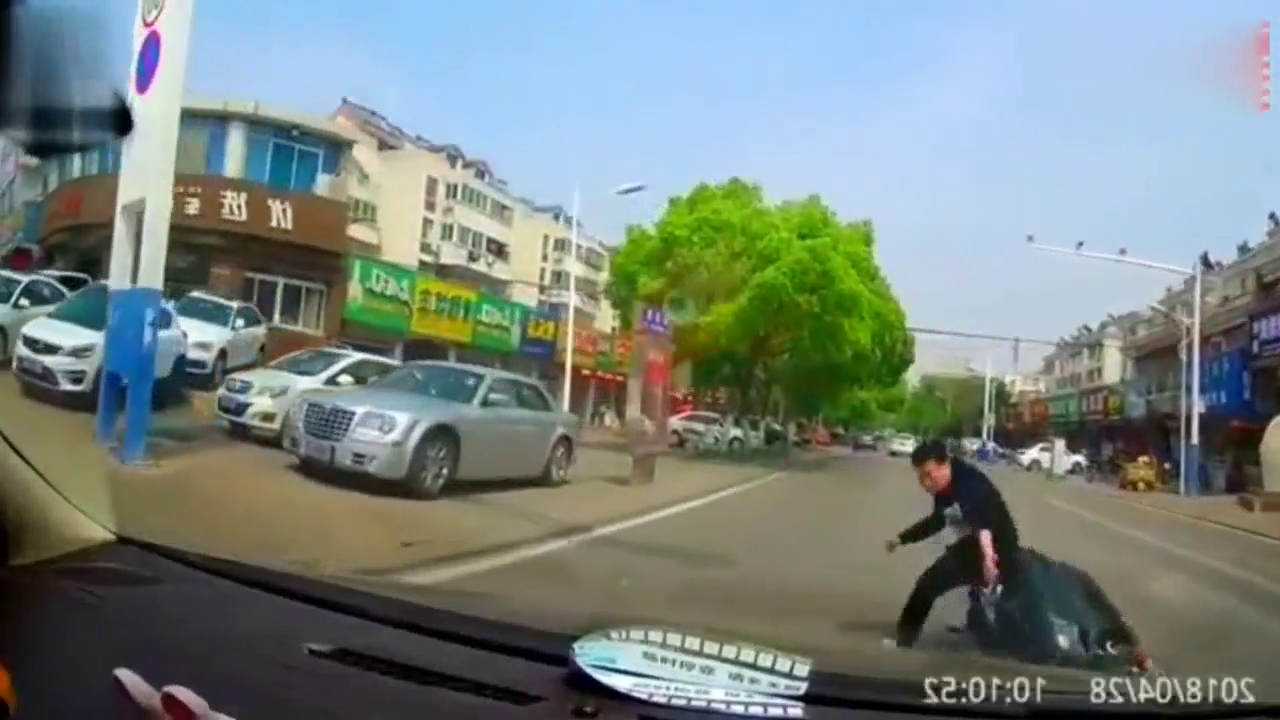 女司机霸气转弯，电动车男子感觉不对劲，吓得跳车保命！