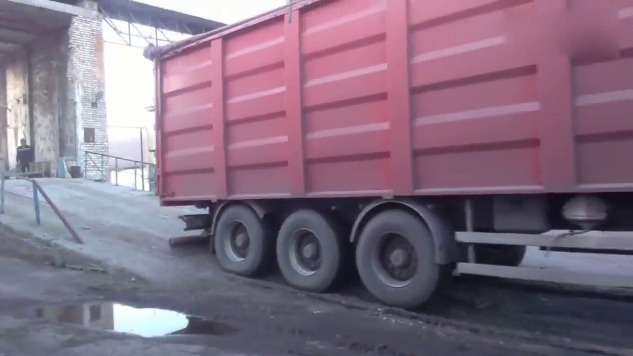 大卡车倒车上坡卸载，后轮压力很大