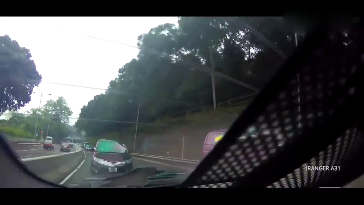 大卡车急刹冒烟，拯救了这辆变道车!