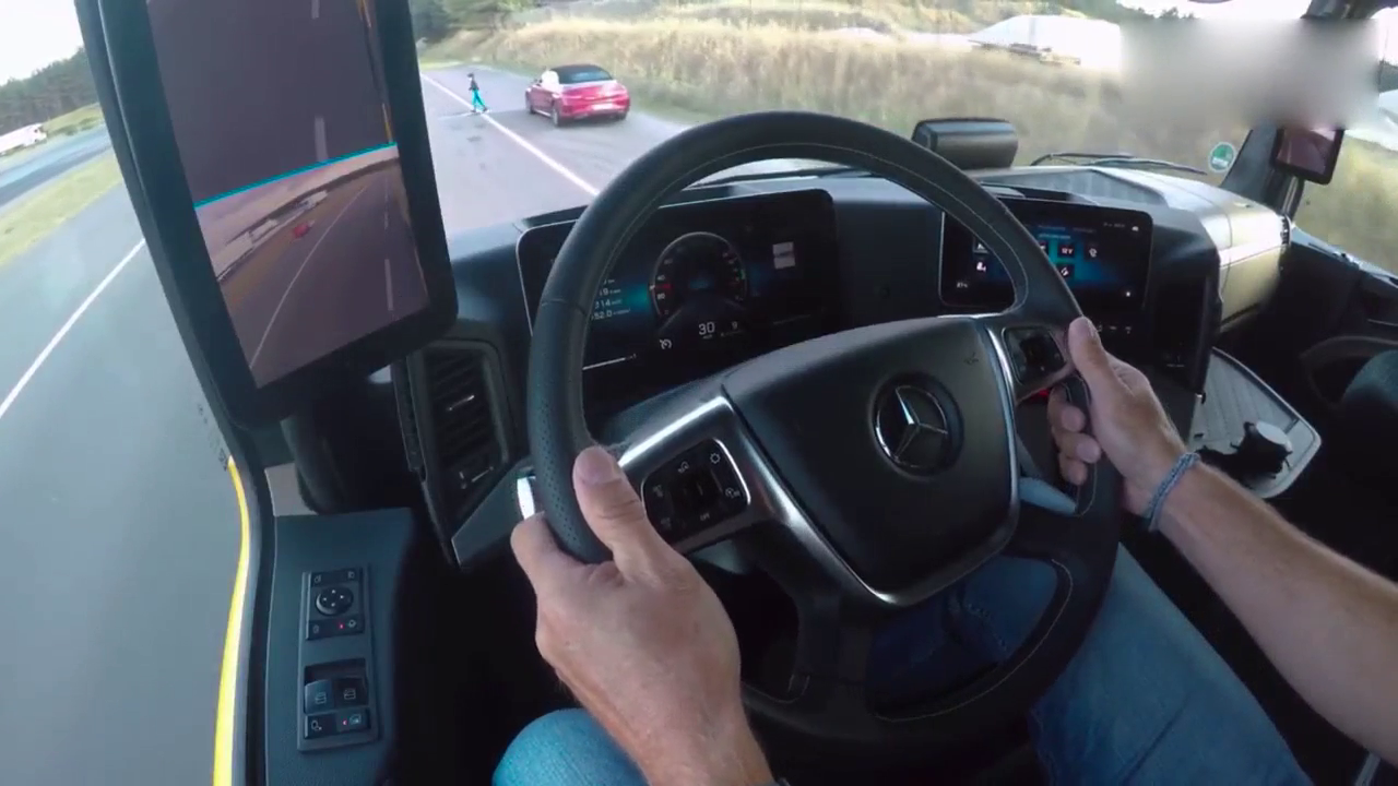 奔驰卡车的安全性能怎么样？紧急情况下的一脚刹车就知道了！