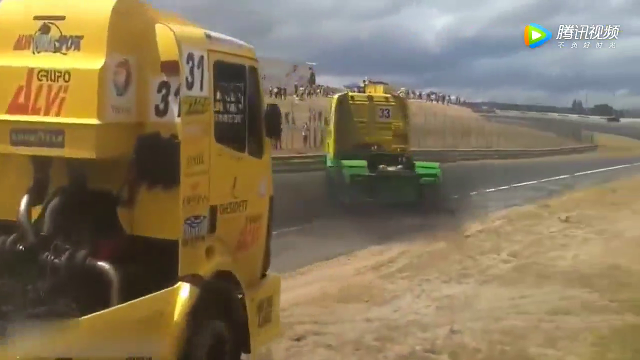 大卡车漂移现场实拍 没有十年的技术是玩不了大家伙的！