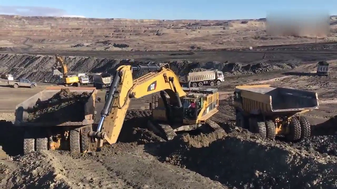 大挖机装大卡车，真的费老大劲了