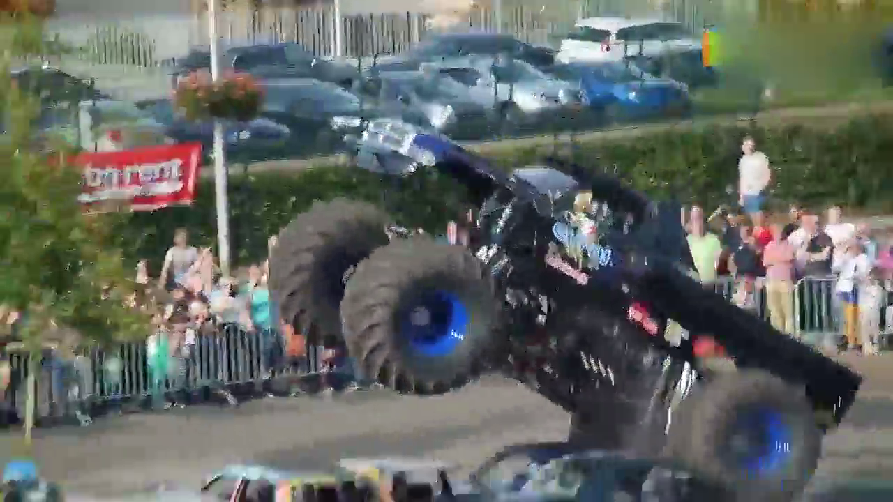 卡车失去控制 惊倒一片人