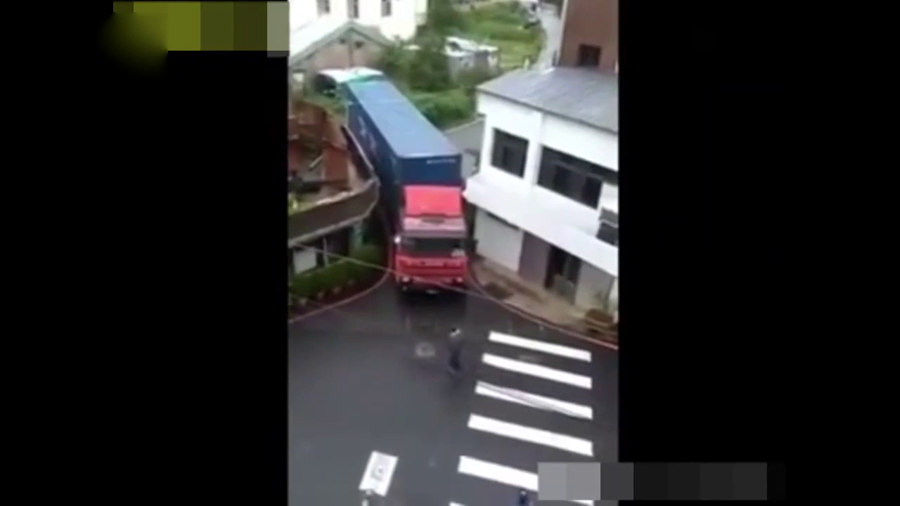 卡车司机神操作从巷子中扭出 ，厉害