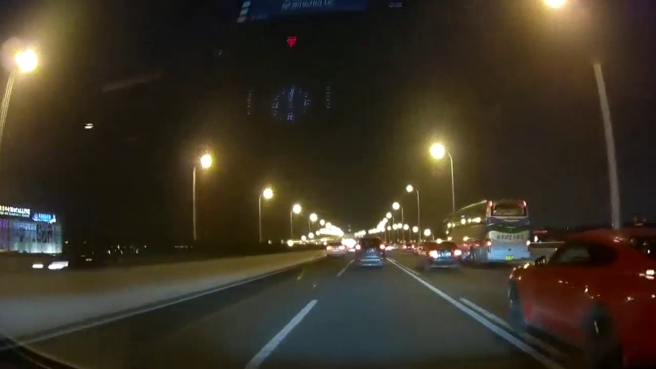 福特野马跑车蠢蠢欲动，一脚油门成全他的变道操控秀！