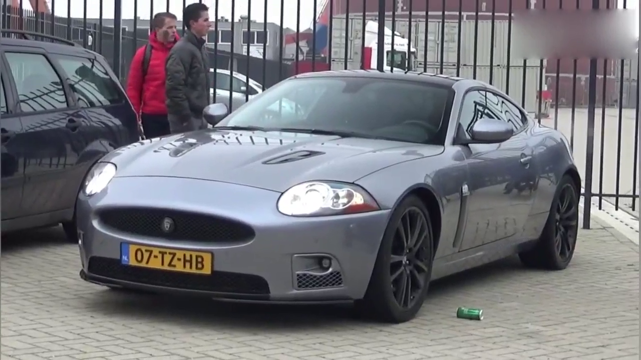 神秘跑车深踩油门直线加速，有人知道这是什么车吗？