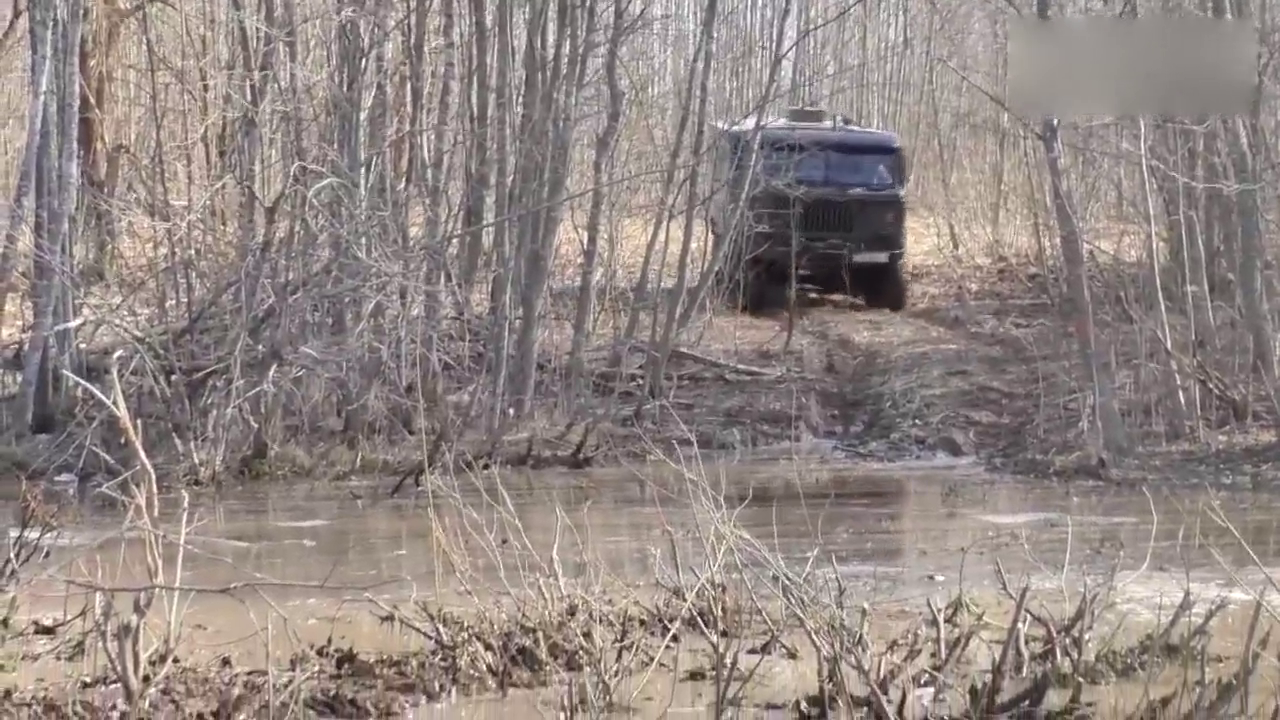 俄罗斯50年代卡车，西伯利亚越野，正向不够爽，倒车再来一遍