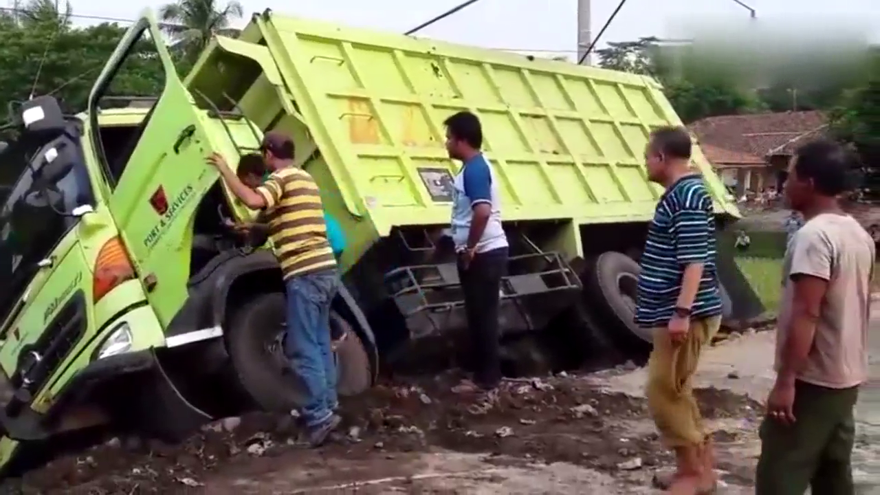 看挖掘机司机如何神速救援卡车