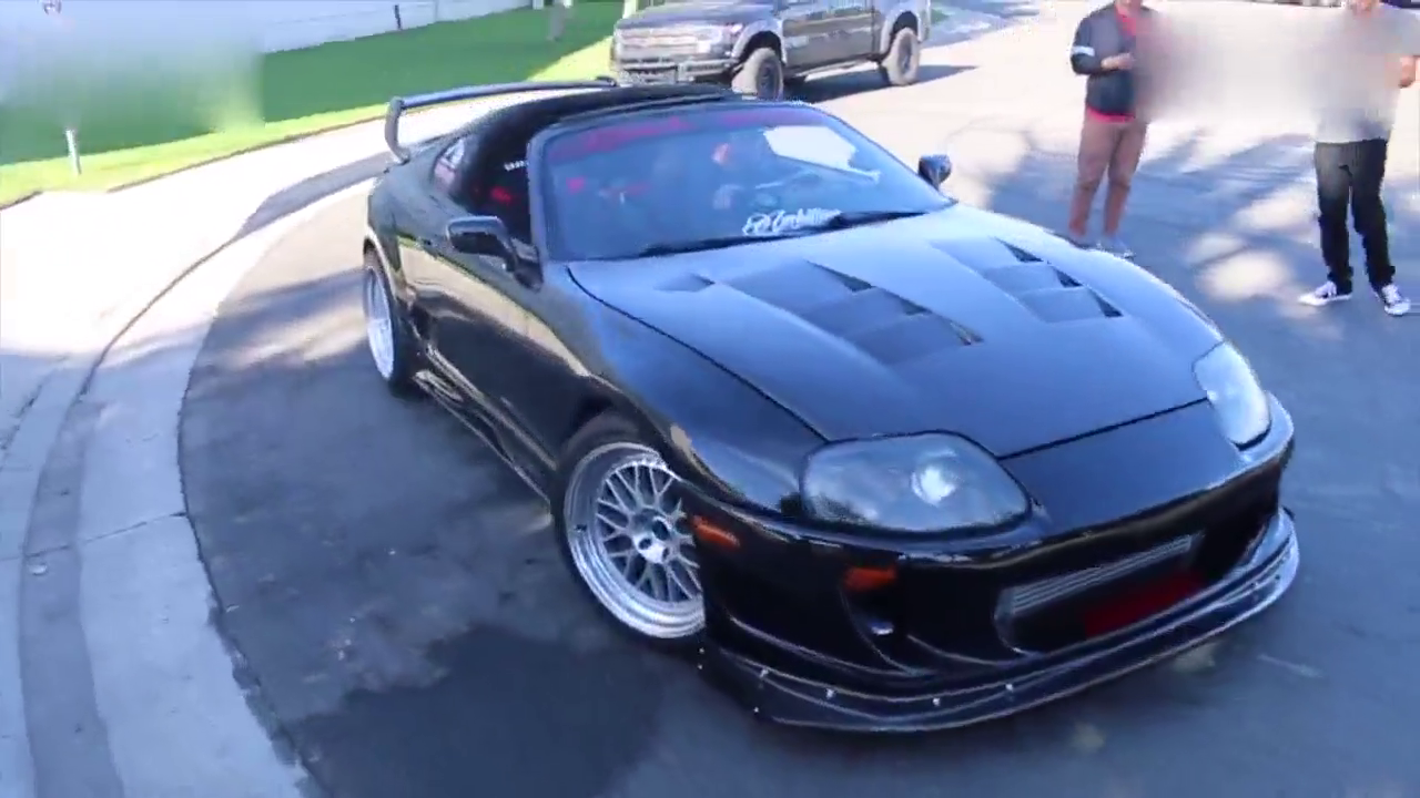 把烤鸡放在丰田跑车的排气管口，一脚油门下去后让众人傻眼了