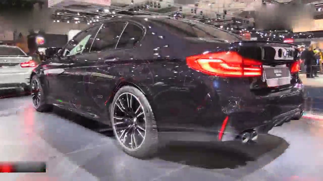 打开150万宝马5系性能车的LED灯，脚踢后备箱时才觉得钱花到位了