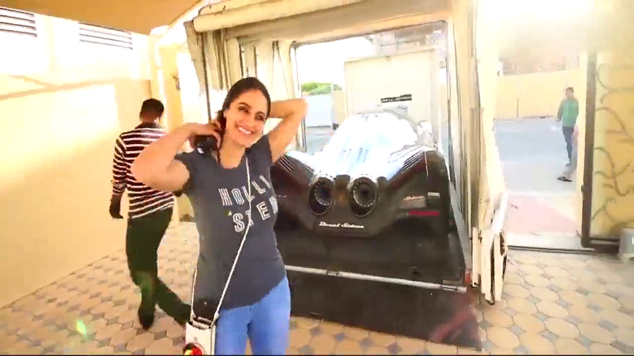 女土豪的限量版跑车到货，倒车时奇迹出现了！