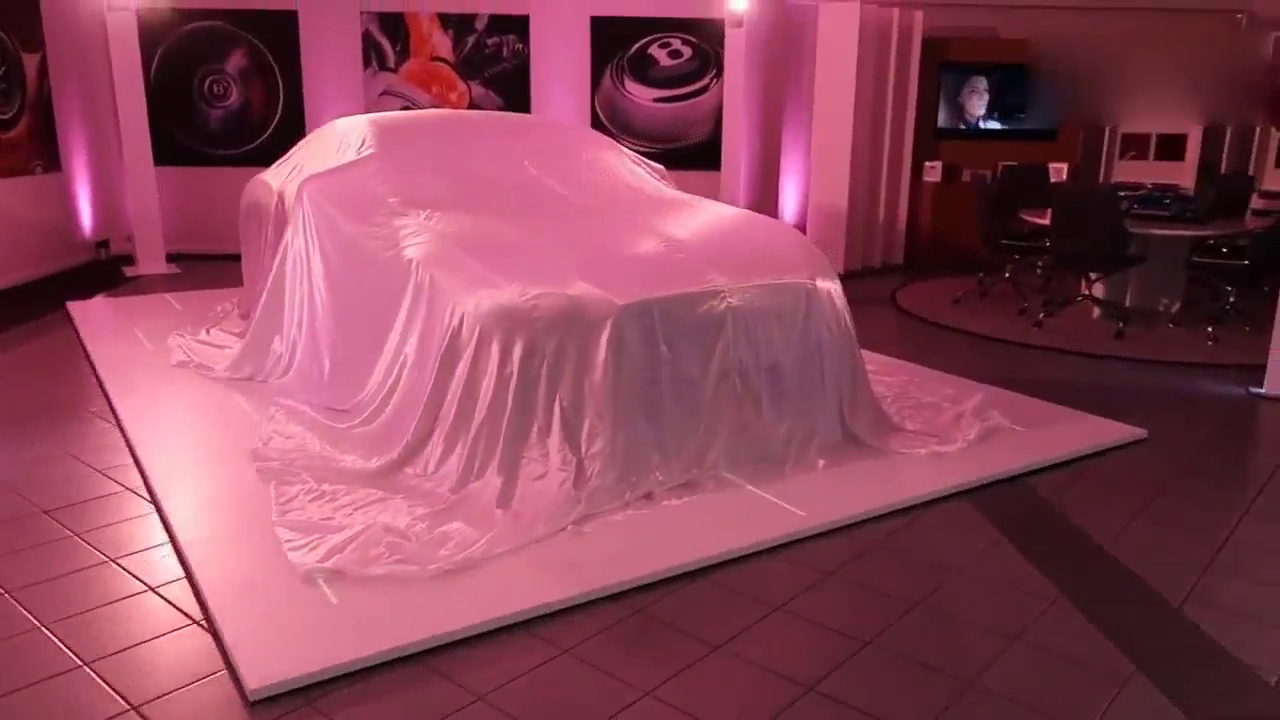 拉开最新款宾利跑车的遮车布，顿时觉得劳斯莱斯都失去了光彩