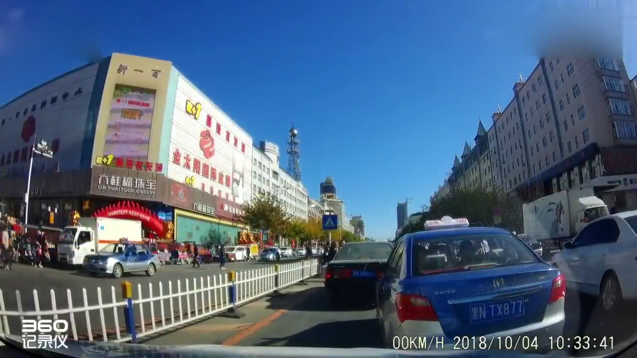 电动车强挤硬塞，下一秒出租车的操作，太让人意想不到了