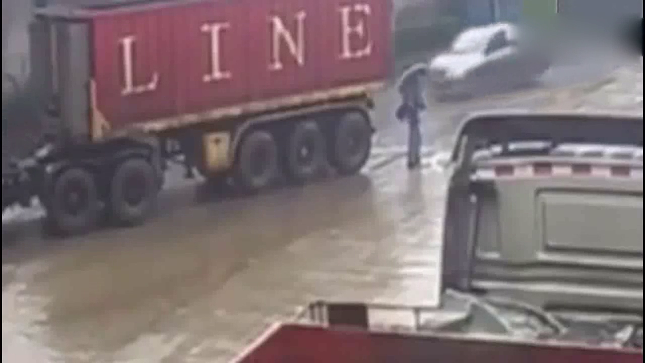 男子弯腰正在捡东西，没注意卡车向后倒车，监控拍下悲剧一幕！