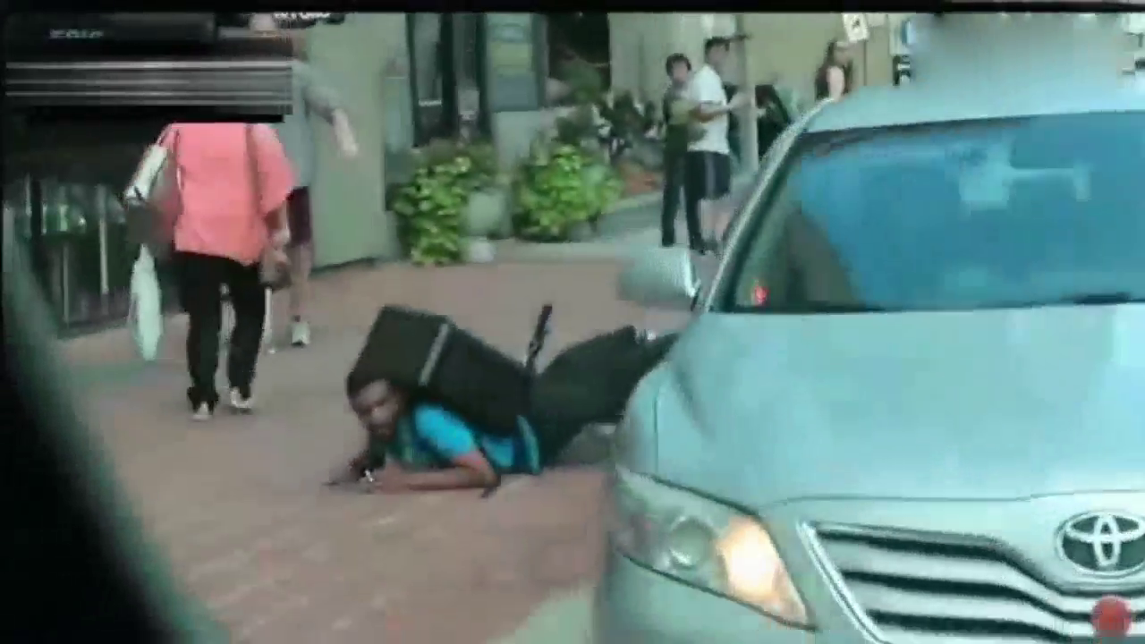 男子挑衅丰田出租车，谁知惹怒了司机