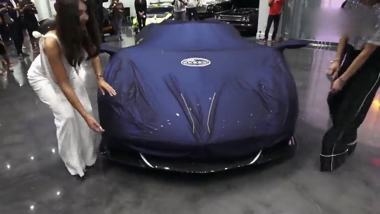 豪华程度堪比劳斯莱斯的超级跑车，看帕加尼的发动机和内饰我服了