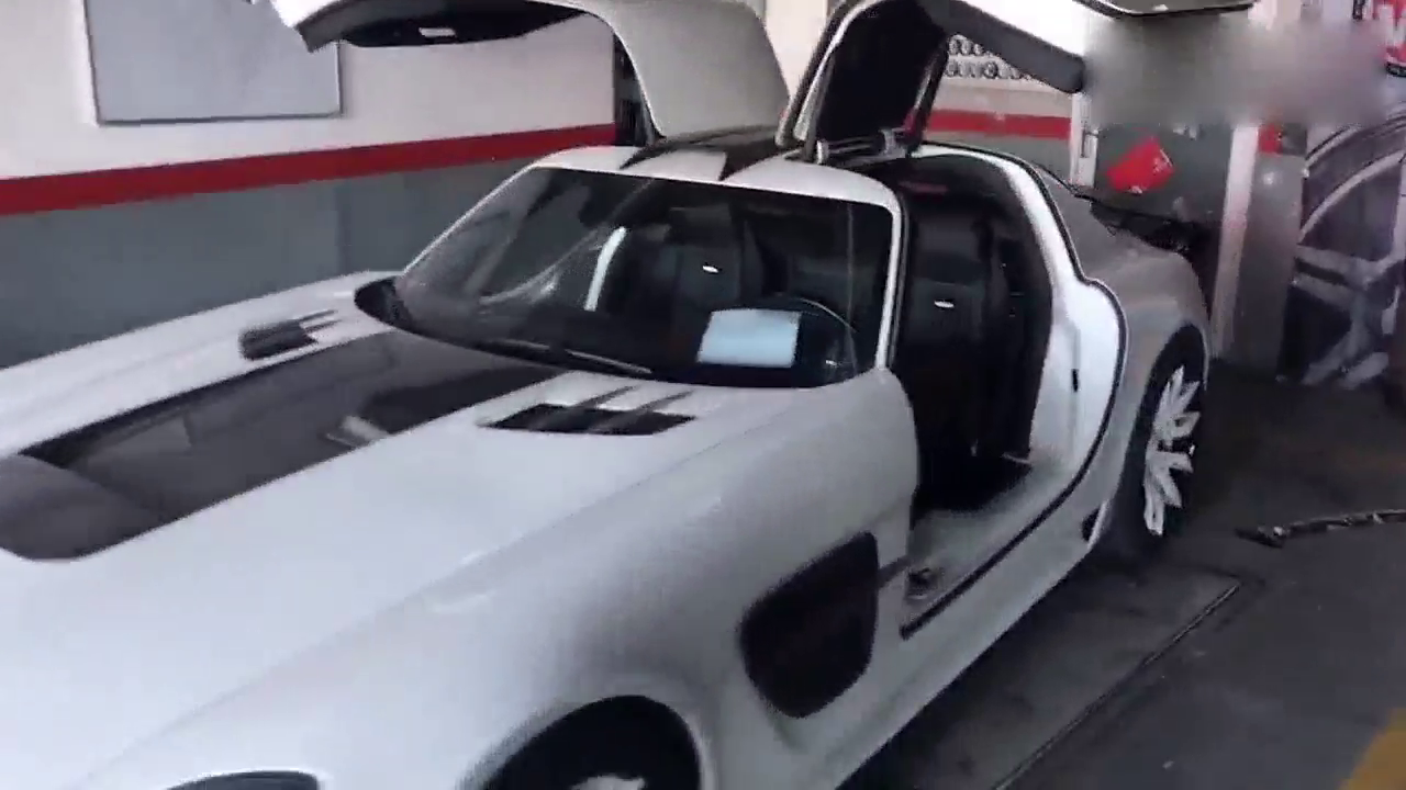 奔驰GT跑车，打开车门就像一只大海鸥