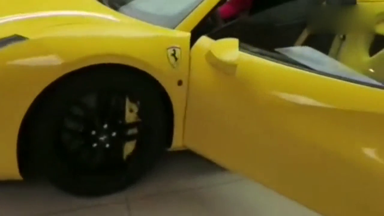 迪拜土豪带现金去4S店买跑车，看到法拉利那一刻立马决定下单了