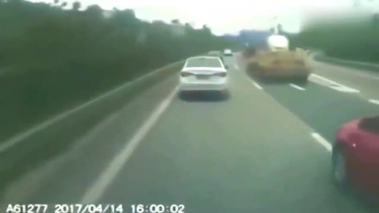 解气！轿车无视卡车鸣笛强行超车被撞