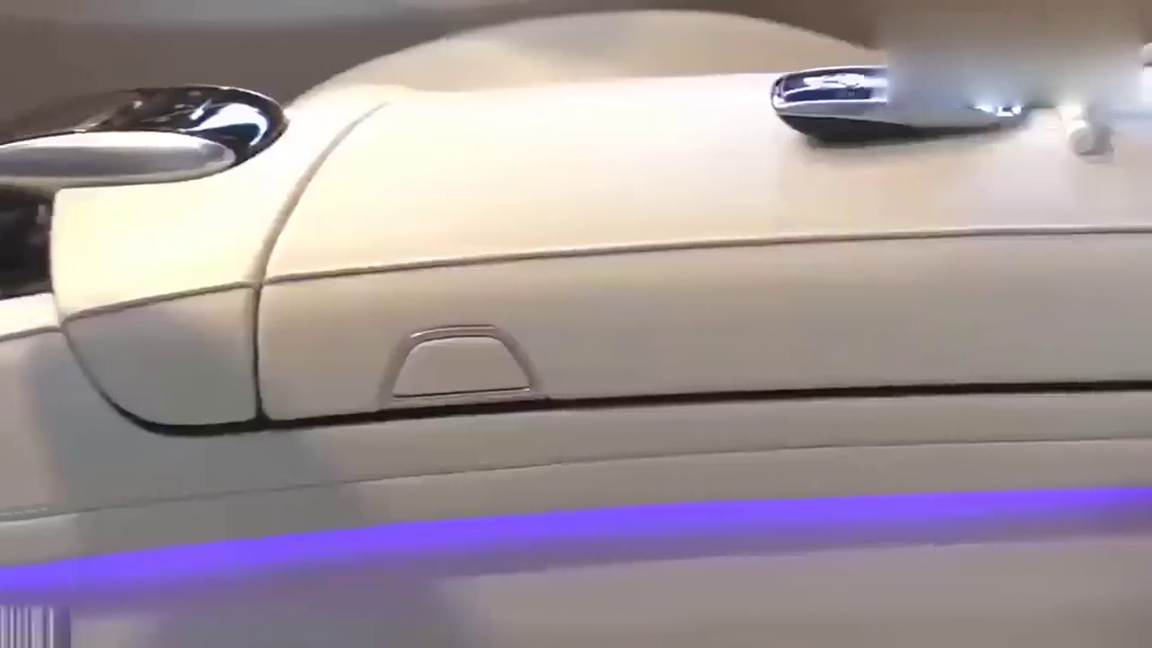 2018款奔驰S级按下钥匙，led车灯亮起坐进内饰才知道啥叫豪华车